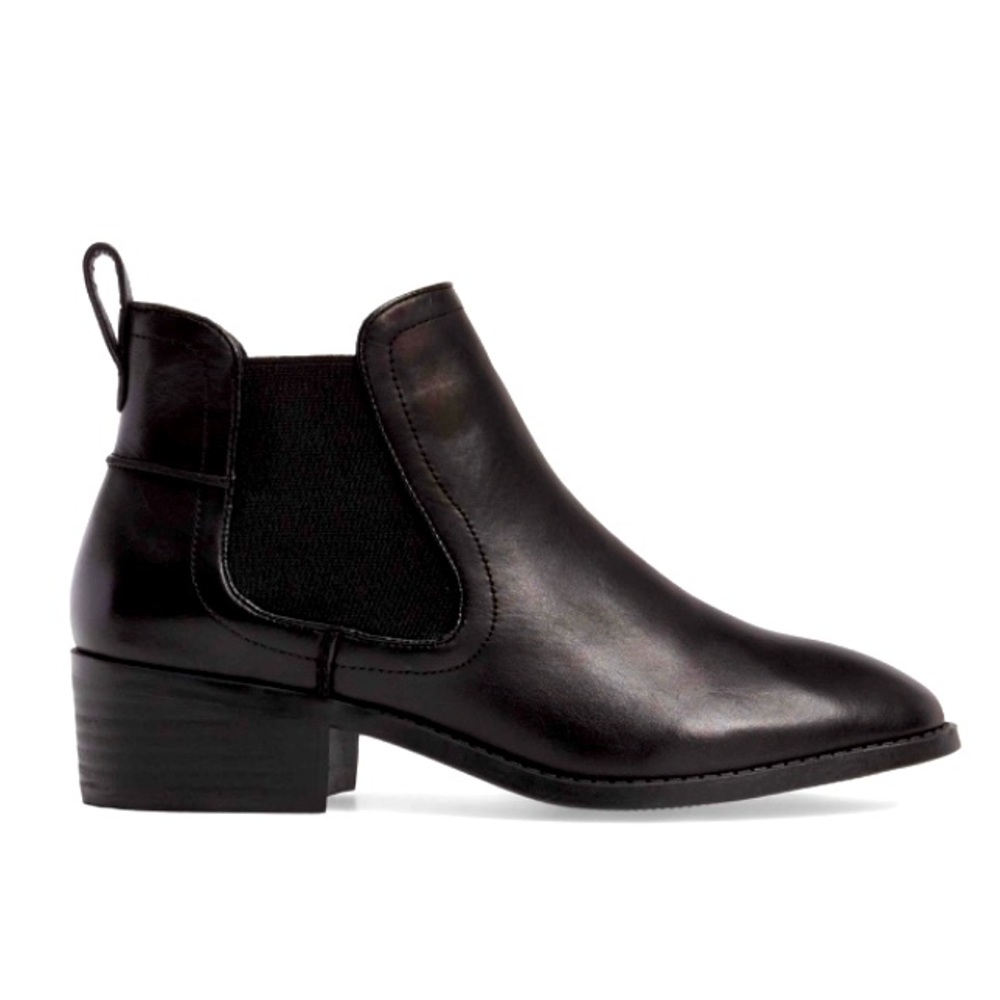 Black leather 8.5 Chelsea bootie Steve Madden